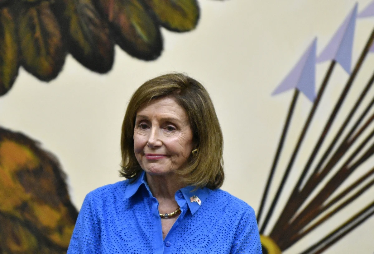 Nancy Pelosi, przewodnicząca Izby Reprezentantów USA, która wybrała się w wizytą na Tajwan, została obłożona chińskimi sankcjami. Ogłosiło to Ministerstwo Spraw Zagranicznych Chin. Resort poinformował również, że wezwał ambasadorów części państw europejskich, by zaprotestować w sprawie oświadczenia państw G7 i UE. W oświadczeniu skrytykowano chińskie manewry wojskowe w pobliżu Tajwanu.
