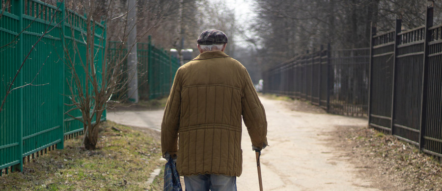 Upadek starszej osoby to nie tylko ryzyko złamania kończyny czy żeber, ale realne ryzyko przedwczesnej śmierci. Z powodu powikłań po upadkach umiera w Polsce więcej osób niż z powodu wypadków komunikacyjnych – przekonują eksperci.