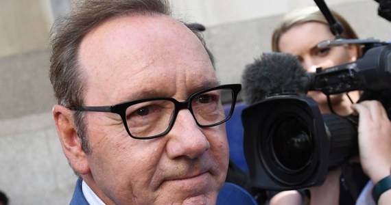 Kevin Spacey musi zapłacić 31 mln dolarów firmie, która wyprodukowała serial Netfliksa "House of Cards". Taką decyzję podjął sąd, który uznał, że oskarżony o molestowanie seksualne aktor naraził wytwórnie na ogromne straty finansowe.