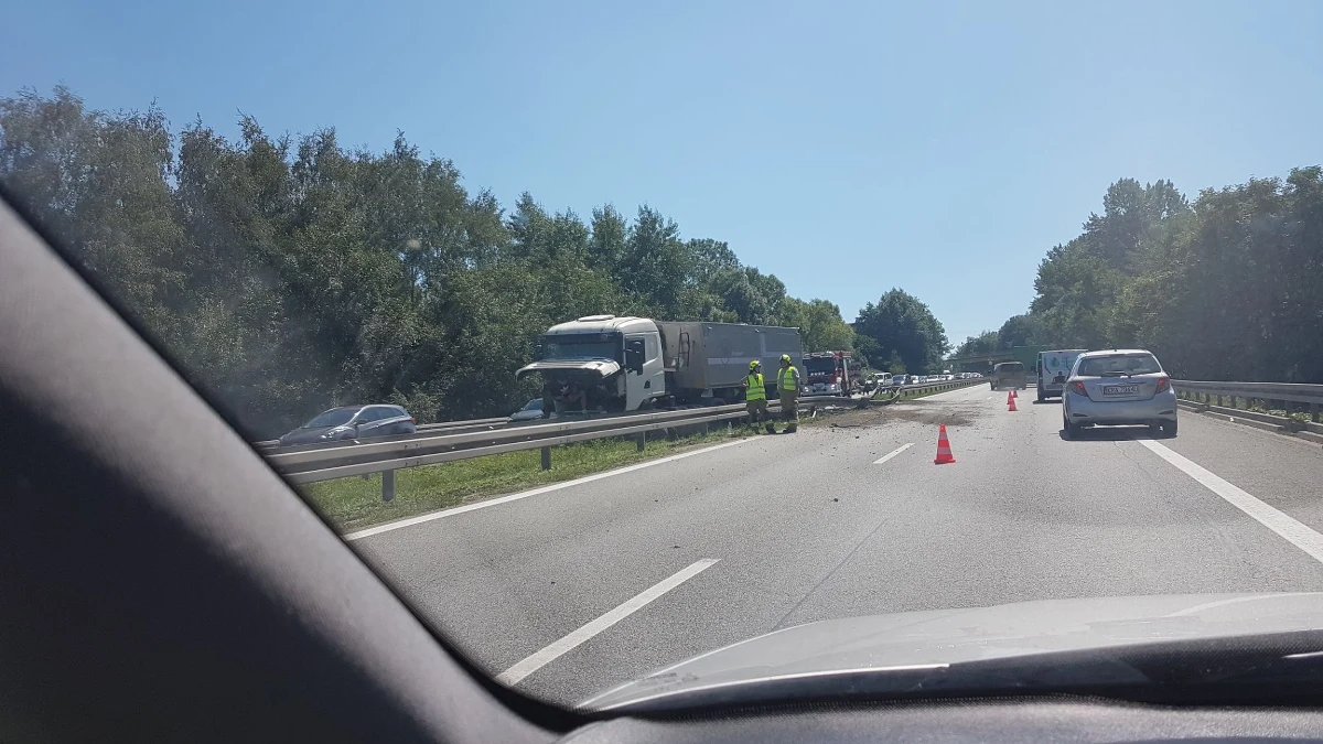 Utrudnienia na zakopiance w kierunku Krakowa. Na pograniczu Mogilan i Gaju, ciężarówka wpadła w pas rozdzielający jezdnie. Tworzą się korki. 
