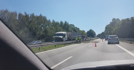 Utrudnienia na zakopiance w kierunku Krakowa. Na pograniczu Mogilan i Gaju, ciężarówka wpadła w pas rozdzielający jezdnie. Tworzą się korki. 