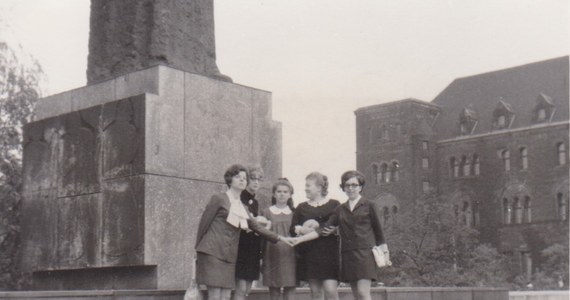 Fotografia pod pomnikiem Adama Mickiewicza to obowiązkowy punkt na drodze niemal każdego absolwenta UAM. Muzeum uczelni chciałoby teraz te zdjęcia włączyć do swoich zbiorów, dlatego rusza z akcją „Fotka z Adasiem – pamiętamy o Patronie” . Każdy może przesłać swoją fotografię -zarówno członkowie społeczności UAM, jak i mieszkańcy Poznania oraz osoby odwiedzające miasto. 
