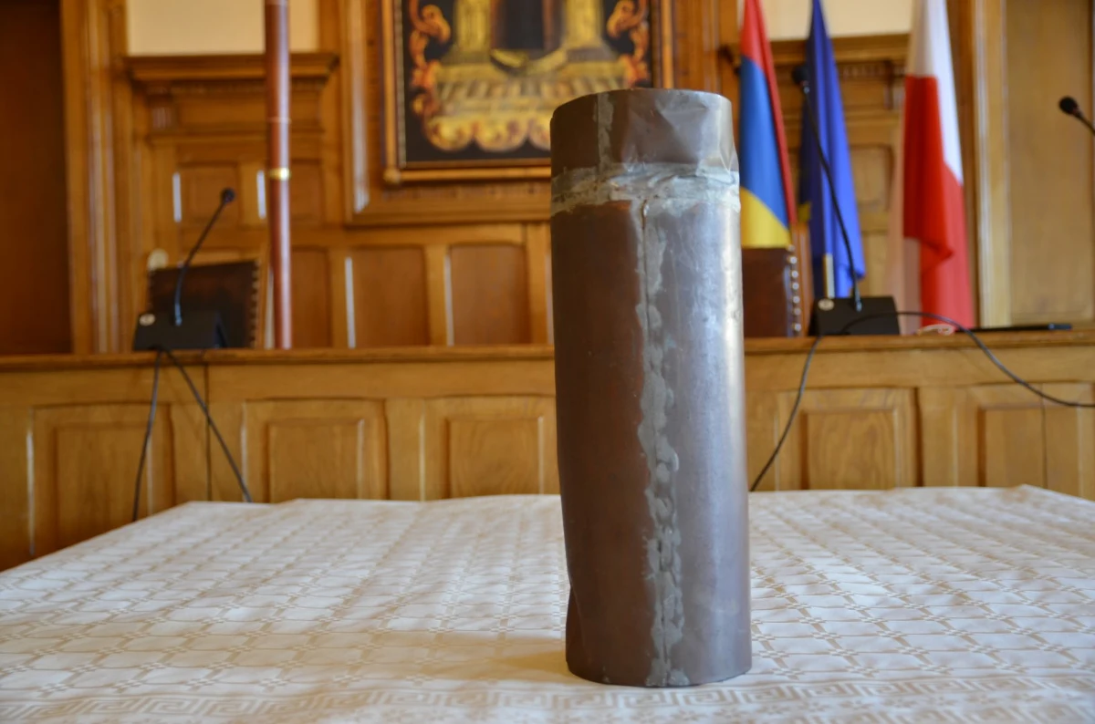 Kapsuła czasu, umieszczona w 1984 r. w bani na iglicy wieży Ratusza w Cieszynie została w piątek komisyjnie otwarta – podał cieszyński magistrat. Wśród rzeczy, które się w niej znajdowały, była m.in. odznaka nielegalnego wówczas związku zawodowego Solidarność.