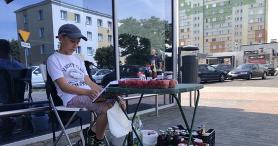 Ta historia poruszyła mieszkańców wielkopolskiego Gniezna. 13-letni Samuel każdego dnia przed jednym z tamtejszych marketów rozkłada stoisko, na którym sprzedaje owoce i przetwory. Tym, co przykuwa uwagę i budzi podziw jego klientów, jest fakt, że chłopiec zamiast smartfona w ręku zawsze trzyma książkę.