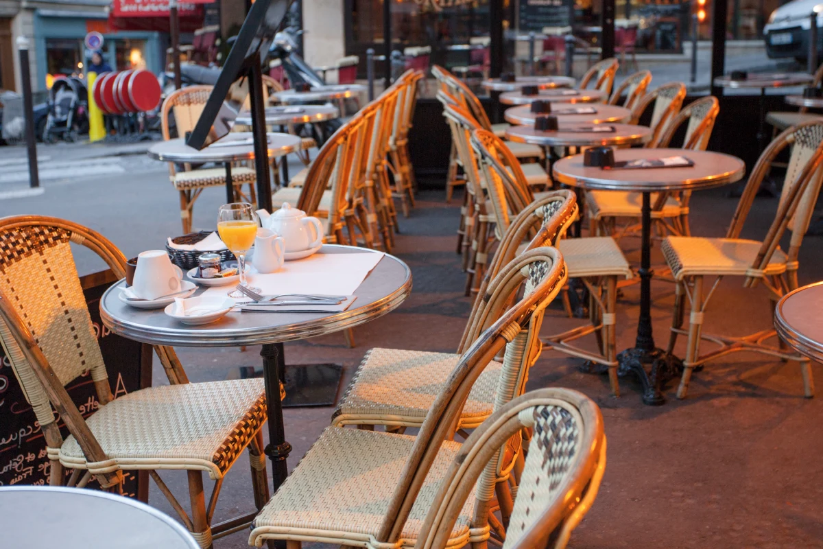 ​Coraz więcej kawiarni i restauracji w Hiszpanii ogranicza czas korzystania przez konsumentów ze stolików w celu zwiększenia rentowności. Klienci, którzy proszą tylko o coś do picia lub drobną przekąskę, mogą zajmować stolik do pół godziny, natomiast zamawiający obiad lub kolację mają czas na konsumpcję do 1,5 godziny.