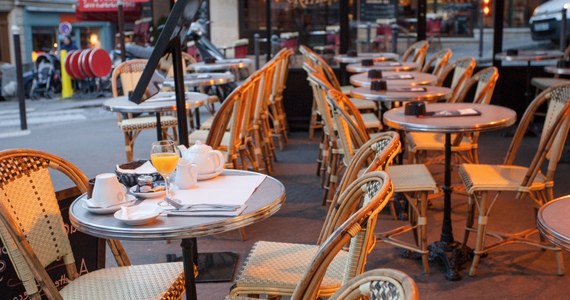 ​Coraz więcej kawiarni i restauracji w Hiszpanii ogranicza czas korzystania przez konsumentów ze stolików w celu zwiększenia rentowności. Klienci, którzy proszą tylko o coś do picia lub drobną przekąskę, mogą zajmować stolik do pół godziny, natomiast zamawiający obiad lub kolację mają czas na konsumpcję do 1,5 godziny.