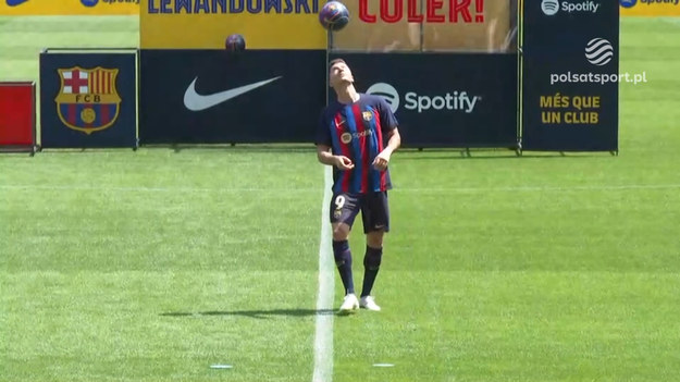 Robert Lewandowski podczas swojej prezentacji na Camp Nou pokazał, co umie zrobić z piłką.

