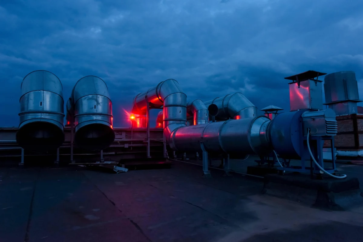​Po raz kolejny w ciągu ostatnich godzin rosyjskie wojska ostrzelały teren Zaporoskiej Elektrowni Atomowej na południu Ukrainy. W wyniku uszkodzenia stacji azotowo-tlenowej istnieje ryzyko wycieku wodoru i uwolnienia do atmosfery substancji promieniotwórczych - zaalarmował ukraiński koncern Enerhoatom.