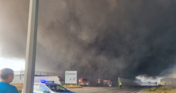 Duży pożar w miejscowości Osła, koło Bolesławca, na Dolnym Śląsku. Jak informują strażacy, pali się tam między innymi hałda, na której jest 10 tysięcy ton odpadów. Z ogniem nadal walczy ok. 40 jednostek straży pożarnej. 