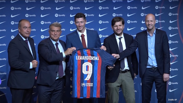 Robert Lewandowski został w wyjątkowy sposób zaprezentowany na Camp Nou. Podczas konferencji prasowej Joan Laporta dziękował Polakowi za jego determinację, by przejść do Barcelony. 