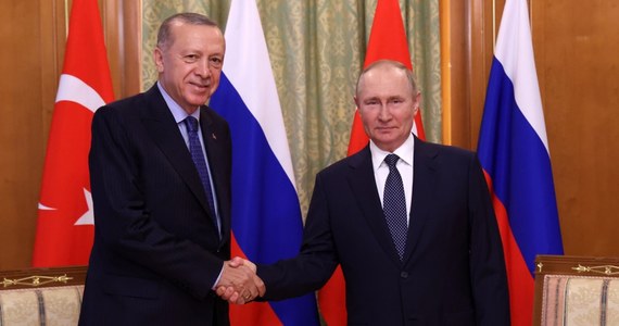 ​Prezydenci Rosji i Turcji Władimir Putin i Recep Tayyip Erdogan podczas rozmów w Soczi zgodzili się na przejście na częściową płatność za rosyjski gaz w rublach - poinformował wicepremier ds. energetyki Rosji Aleksander Nowak.