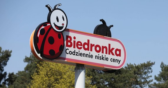 ​Biedronka jednak nie otworzy w niedziele swoich sklepów - podali związkowcy z "Solidarności". Wcześniej pojawiły się informacje, że sieć chce ominąć zakaz handlu, zamieniając się w wypożyczalnie książek lub placówki medyczne.