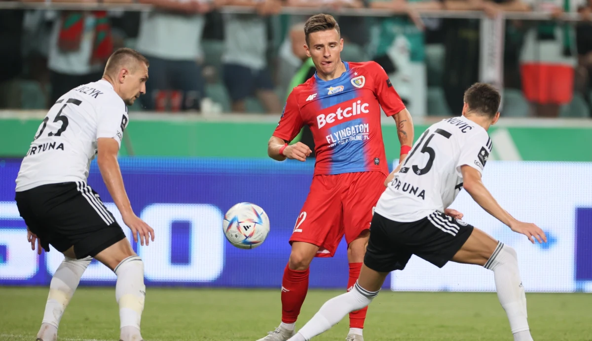 ​Legia Warszawa pokonała Piasta Gliwice 2:0 w rozgrywkach ekstraklasy. Piast przed meczem przegrał z Zagłębiem Lubin i Jagiellonią Białystok, więc drużyna trenera Waldemara Fornalika chciała zdobyć pierwsze punkty w tym sezonie. Natomiast Legii zależało na tym, aby zrehabilitować się po ubiegłotygodniowej porażce z Cracovią 0:3.