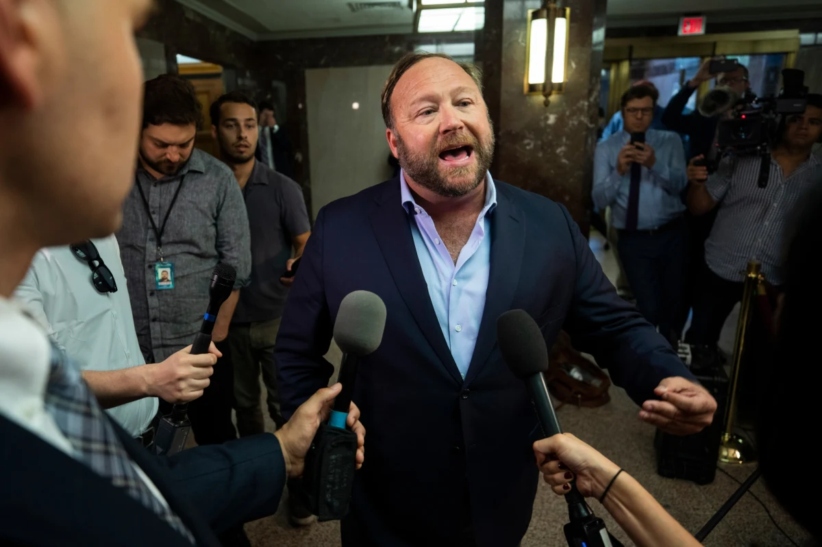 Sąd w Teksasie orzekł w piątek, że znany z promowania teorii spiskowych amerykański prezenter radiowy Alex Jones musi zapłacić 45 mln dol. odszkodowania rodzicom 6-latka zamordowanego podczas masakry w szkole Sandy Hook w Newtown w stanie Connecticut. Jones twierdził, że masakra była mistyfikacją, a rodzice dzieci - aktorami.