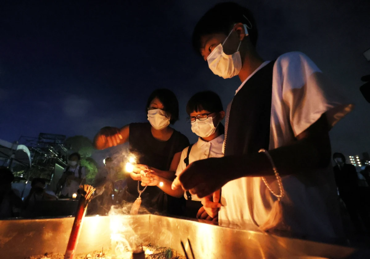 Prezydent Rosji Władimir Putin odbiera życie i źródła utrzymania niewinnym Ukraińcom. Na całym świecie rośnie uzależnienie od odstraszania jądrowego - ostrzegł w sobotę mer japońskiej Hiroszimy Kazumi Matsui przy okazji 77. rocznicy zrzucenia bomby atomowej na to miasto.
