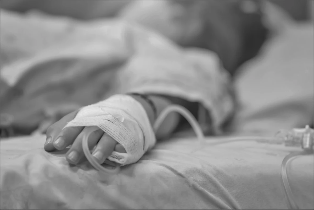 Archie Battersbee, 12-letni angielski chłopiec, który wskutek nieszczęśliwego wypadku doznał poważnego uszkodzenia mózgu, zmarł w sobotę po tym, jak odłączono mu aparaturę podtrzymującą życie. Los chłopca był przez ostatnie tygodnie przedmiotem głośnej batalii prawnej.