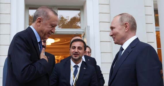 Państwa Zachodu są coraz bardziej zaniepokojone pogłębianiem współpracy gospodarczej między Turcją a Rosją i biorą pod uwagę podjęcie działań przeciw Ankarze, jeśli będzie ona pomagać w unikaniu sankcji nałożonych na Moskwę - podał w sobotę "Financial Times".