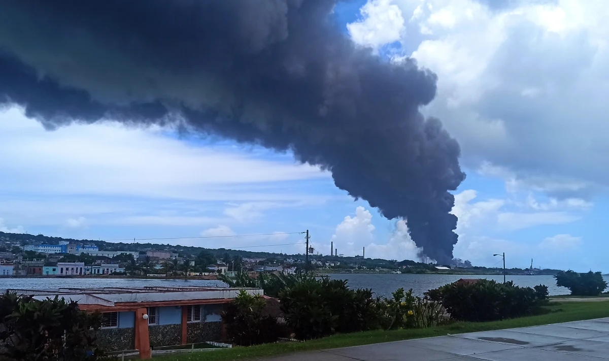 Kolejny zbiornik paliwa w pobliżu kubańskiego portu Matanzas eksplodował w sobotę po pożarze, który trwał przez całą noc po tym, jak w piątek wieczorem piorun uderzył w inny zbiornik. W wyniku eksplozji rannych zostało blisko 80 osób, a 17 strażaków, którzy walczyli z płomieniami, uważa się za zaginionych - podała agencja Associated Press, powołując się na komunikat kubańskich władz.
