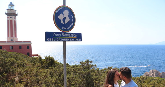 "Strefa romantyczna. Obowiązek całowania się"- tablica z takim napisem znajduje się w malowniczym punkcie widokowym na włoskiej wyspie Capri. Wyżej umieszczono znak przedstawiający całującą się parę. Tablicę ustawiły władze miejscowej gminy Anacapri na wniosek mieszkającego tam 23-latka.