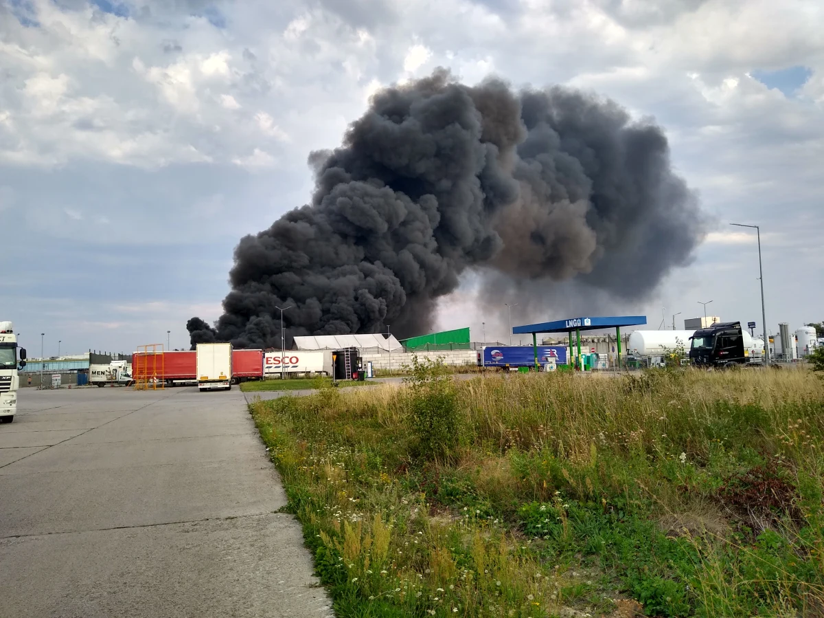 Już ponad dobę dolnośląscy strażacy walczą z pożarem w zakładzie przetwórstwa tworzyw sztucznych w Osłej koło Bolesławca. Mimo że pożar udało się opanować, jego dogaszanie może potrwać jeszcze kilka dni. W akcji nadal udział bierze 30 jednostek straży pożarnej.