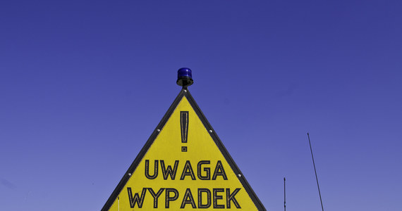 W miejscu kolizji na autostradowej obwodnicy Poznania, między węzłami Krzesiny i Poznań Wschód, wznowiono ruch pasem prawym. Służby autostradowe poinformowały, że trwa rozładowywanie zatoru.