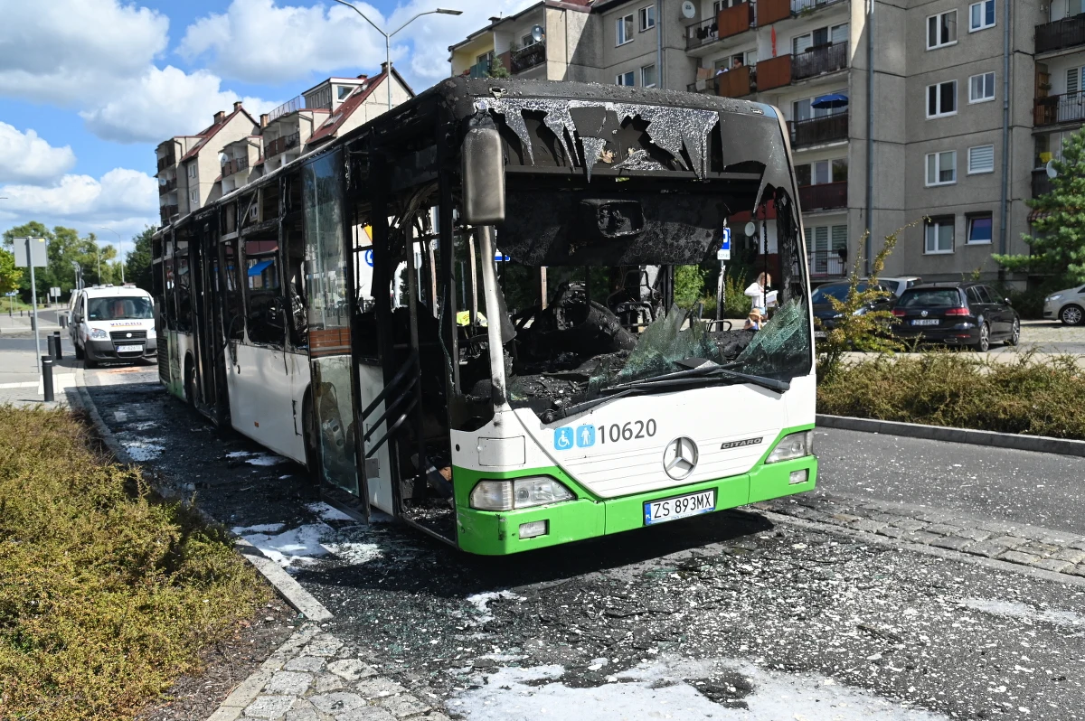 Groźnie wyglądający pożar wybuchł w niedzielny poranek na ul. Kwiatowej w Szczecinie. Niemal doszczętnie spalił się autobus komunikacji miejskiej.