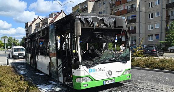 Groźnie wyglądający pożar wybuchł w niedzielny poranek na ul. Kwiatowej w Szczecinie. Niemal doszczętnie spalił się autobus komunikacji miejskiej.