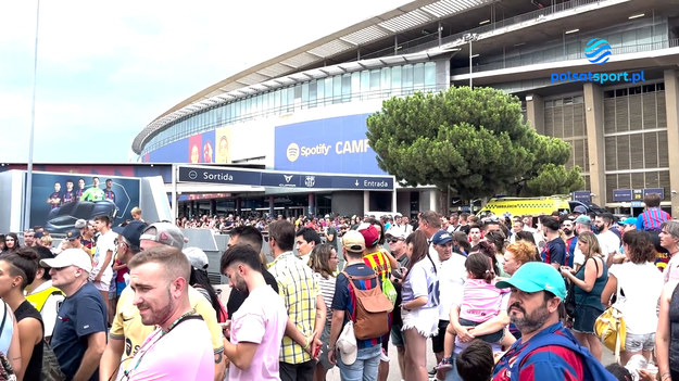 Przed nami debiut Roberta Lewandowskiego na Camp Nou w barwach FC Barcelony. Przed stadionem hiszpańskiego klubu zgromadziły się tłumy kibiców.