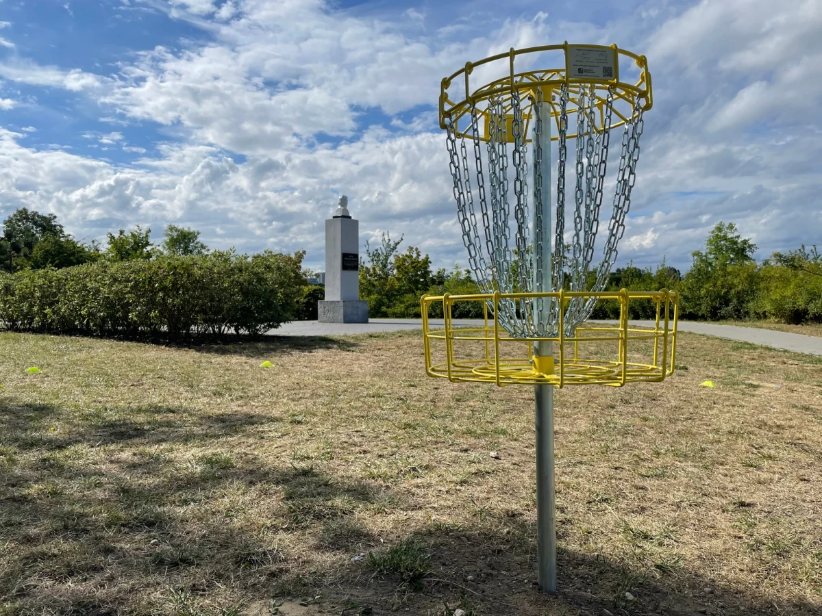 Kolejne pole do gry w disc golfa zostało dziś otwarte w Gdańsku. Powstało w Parku na Zboczu na Wzgórzu Mickiewicza. To efekt jednego z projektów, który wybrano do realizacji w Budżecie Obywatelskim.