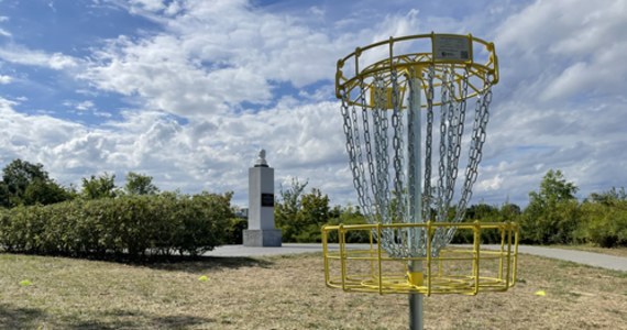 Kolejne pole do gry w disc golfa zostało dziś otwarte w Gdańsku. Powstało w Parku na Zboczu na Wzgórzu Mickiewicza. To efekt jednego z projektów, który wybrano do realizacji w Budżecie Obywatelskim.