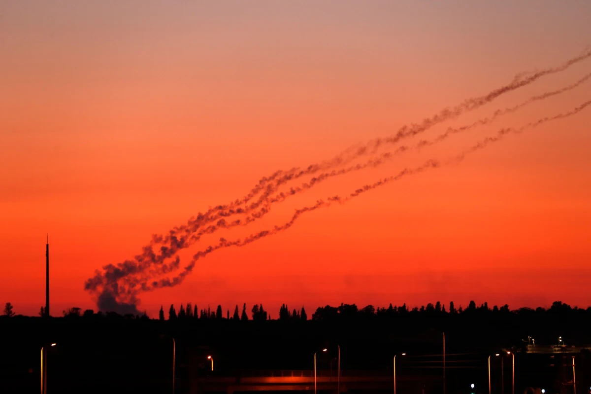 ​Rozejm pomiędzy Izraelem i Palestyńskim Islamskim Dżihadem wszedł w życie w niedzielę o godzinie 23:30 czasu lokalnego (godz. 22:30 w Polsce) po prawie trzech dniach walk, w których zginęło co najmniej kilkunastu Palestyńczyków. Napływają jednak doniesienia, że jest on naruszany przez obie strony.