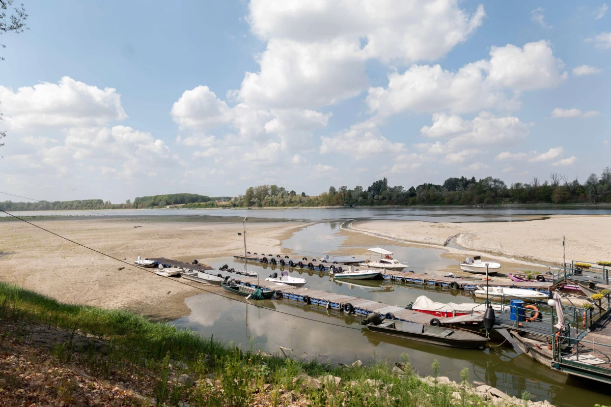 Tegoroczne fale upałów w Europie przyniosły nie tylko rekordowo wysoką temperaturę i pożary. We Włoszech poziom rzeki Pad jest tak niski, że woda odsłoniła bombę z czasów II wojny światowej. Wczoraj przeprowadzono jej kontrolowaną eksplozję.