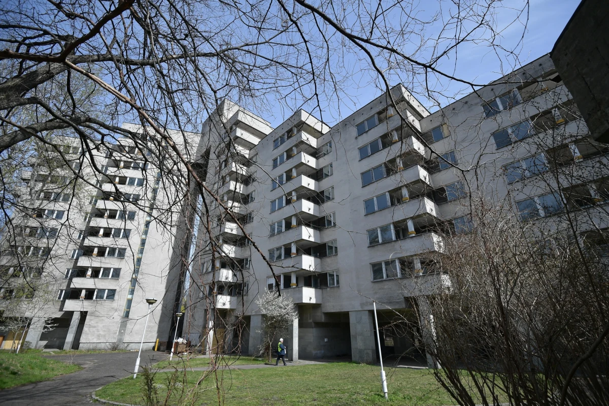 Możliwe, że remont "szpiegowa" okaże się niewykonalny lub całkowicie ekonomicznie nieuzasadniony. Żadne decyzje jednak jeszcze nie zapadły i nie należy ich oczekiwać w najbliższym czasie - poinformowała rzeczniczka stołecznego ratusza Monika Beuth-Lutyk.