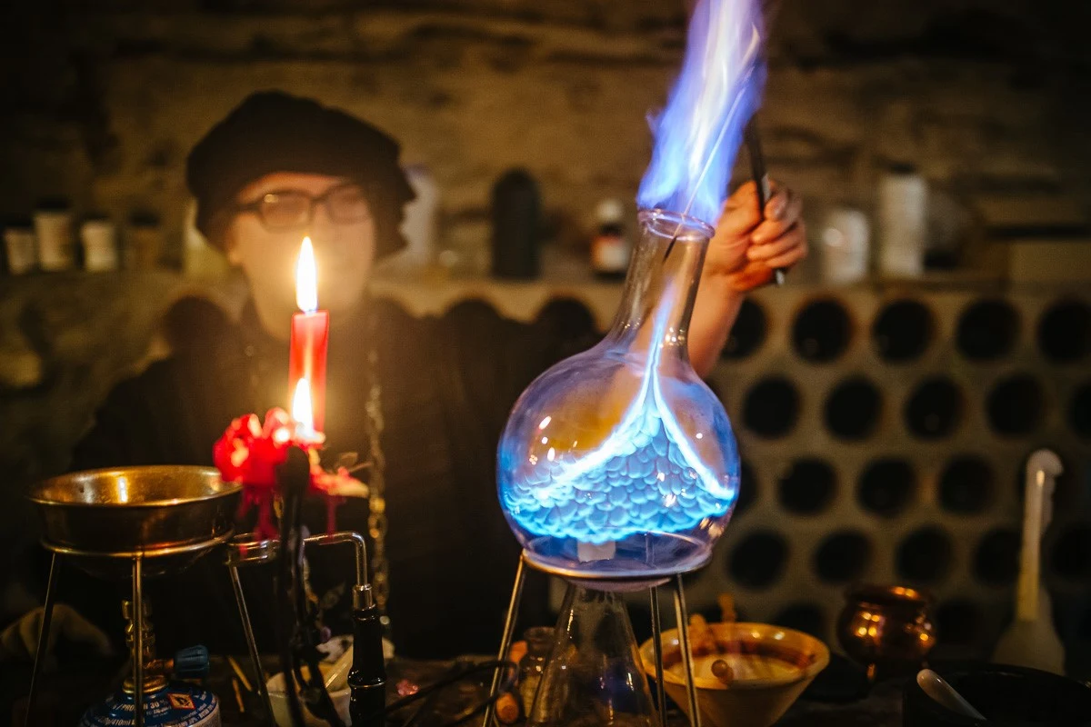 W sierpniu Zamek Czocha na trzy dni zmieni się w Szkołę Magii i Czarodziejstwa. Od 12 do 14 sierpnia zamiast przewodników turyści spotkają na zamku niezwykłe postaci ze świata magii. W komatach nauczać będą profesorowie, doktorzy oraz adepci polskiej filii Szkoły Magii. Zapraszamy od godz. 11 do 18.