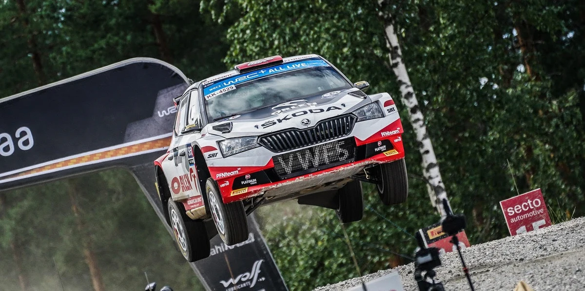 ​Mikołaj Marczyk i Szymon Gospodarczyk zajęli 3. miejsce w klasie WRC 2 Junior w 71. Rajdzie Finlandii. Załoga ORLEN Team dzieliła w Jyvaskyla podium z załogami reprezentującymi barwy gospodarzy. Polacy po znakomitym występie tracą zaledwie dwa punkty do podium mistrzostw świata w klasyfikacji całego sezonu.