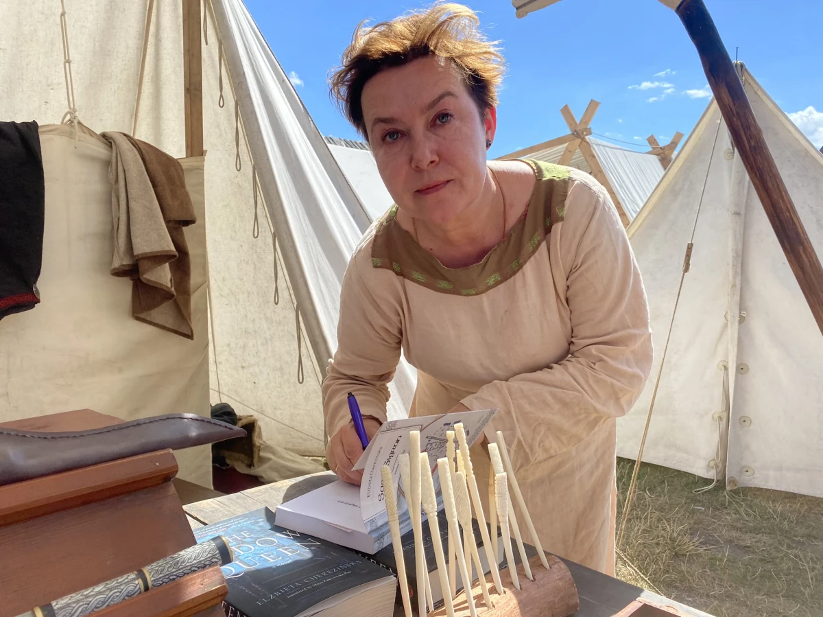 ​Jak mało kto potrafi tchnąć życie w postaci znane z kart podręczników do historii. Jej królowie i książęta kochają, cierpią, zachowują się raz rycersko, a raz kompletnie niegodnie. Książki Elżbiety Cherezińskiej podbiły już polski rynek wydawniczy. Teraz historia Świętosławy jej pióra, ma szanse zdobyć czytelników za oceanem. Właśnie ukazało się angielskie tłumaczenie opowieści o córce Mieszka I.