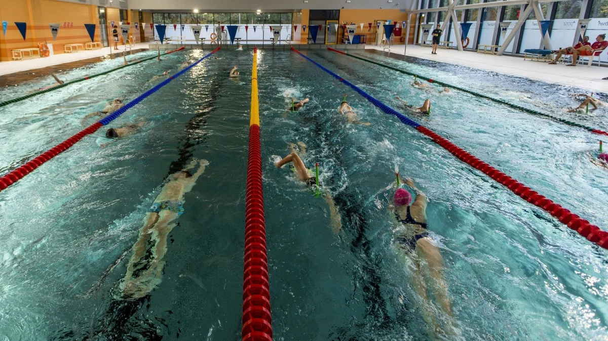 Dobra wiadomość dla spragnionych ochłody. Od dzisiaj (8 sierpnia) poznaniacy mogą korzystać z Pływalni Miejskiej Rataje na Osiedlu Piastowskim, która wraca po przerwie technologicznej. Kryty basen do końca sierpnia będzie czynny codziennie, w godzinach od godz. 12.00 do 20.00.               