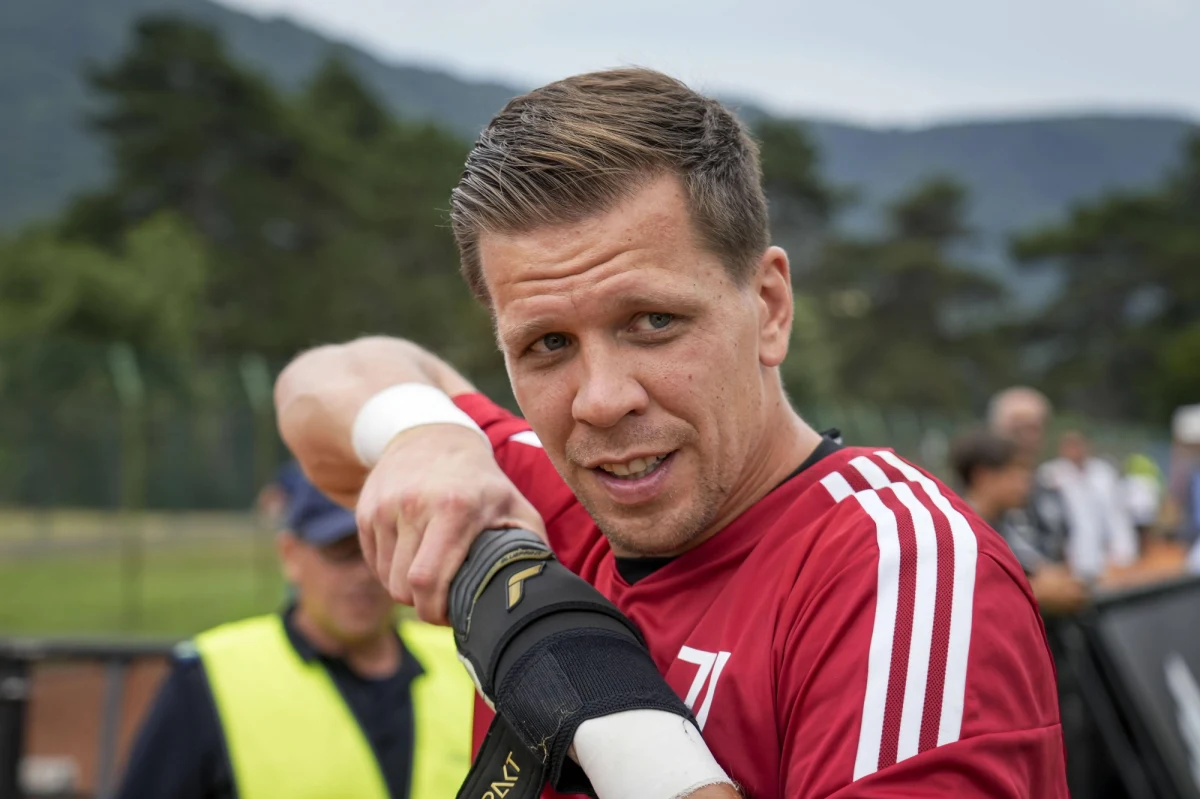 Bramkarz Juventusu Turyn Wojciech Szczęsny będzie pauzował przez ok. 20 dni z powodu urazu mięśnia uda - poinformował jego klub na oficjalnej stronie internetowej. Polski piłkarz doznał kontuzji w niedzielnym meczu towarzyskim z Atletico Madryt.