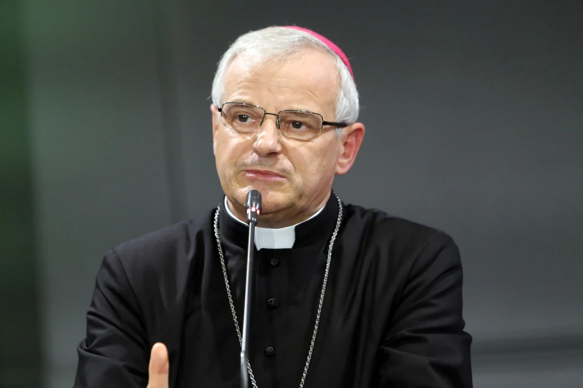 Były kleryk Andrzej Pogorzelski w wywiadzie dla „Newsweeka” oskarżył biskupa świdnickiego Marka Mendyka o to, że ten molestował go seksualnie w dzieciństwie. Hierarcha zaprzecza i deklaruje, że to nieprawda i spodziewa się przeprosin.