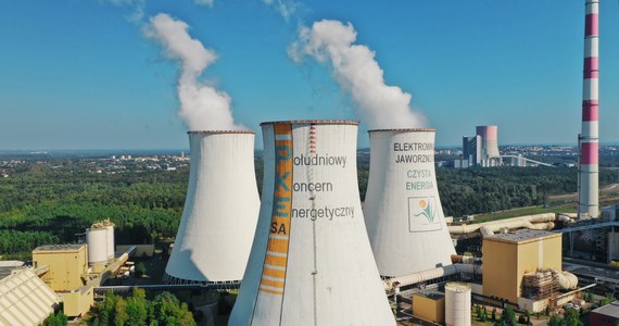 Blok energetyczny o mocy 910 megawatów w Jaworznie został czasowo odstawiony w związku z koniecznością przeprowadzenia pełnego procesu oczyszczenia kotła oraz odżużlacza; jednostka wznowi produkcję energii jeszcze w tym tygodniu - poinformowała Grupa Tauron, do której należy blok.