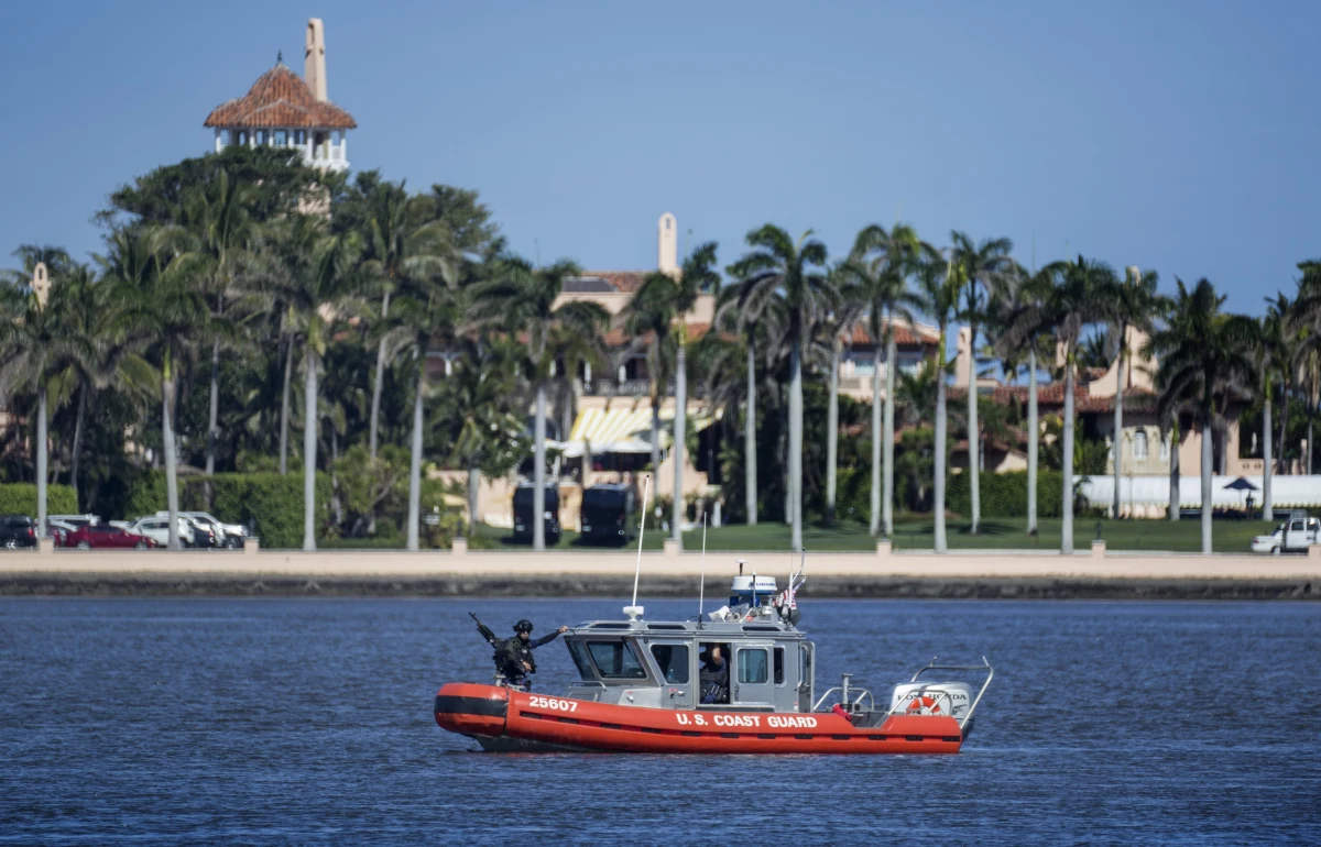 Były prezydent USA Donald Trump ogłosił, że jego rezydencja na Florydzie, Mar-a-Lago, została "przeszukana" przez policję federalną (FBI). Twierdzi, że jest ofiarą "prześladowań politycznych". Nie wskazał jednak przyczyny tej akcji FBI.
