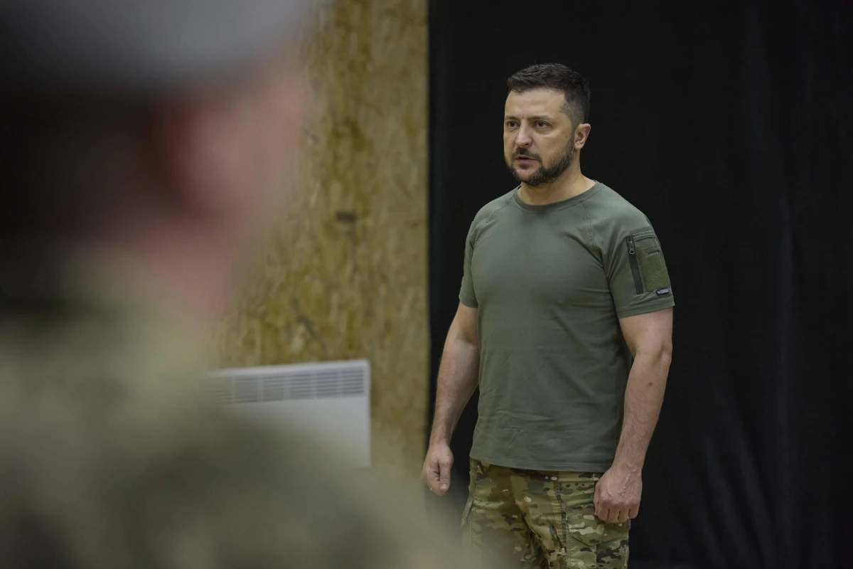 ​Po wojnie, którą Rosja rozpętała przeciwko Ukrainie, nie powinien zostać ani tlący się konflikt, ani zamrożony. Ukraina musi odzyskać wszystko, co Rosja tymczasowo zagarnęła, a państwo, które dokonało agresji, musi zostać ukarane za swoją zbrodnię - napisał w poniedziałek wieczorem prezydent Ukrainy Wołodymyr Zełenski na Telegramie.