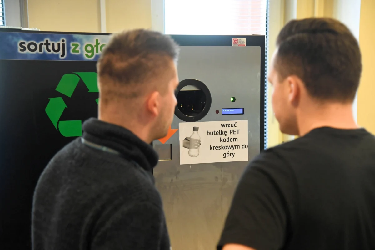 Resort klimatu nie wyłączy szkła z systemu kaucyjnego - dowiedziała się wtorkowa "Rzeczpospolita". W projektowanych przepisach został za punkt mówiący o wielu operatorach skupujących butelki. Polska Izba Handlu, popierana przez 17 różnych organizacji, w pismach wysyłanych do ministerstw twierdziła, że "włączenie butelek szklanych jednorazowego użytku do systemu kaucyjnego to rozwiązanie najgorsze z możliwych".