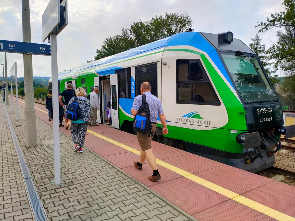 Podkarpacki szynobus na stacji Strzyżów nad Wisłokiem