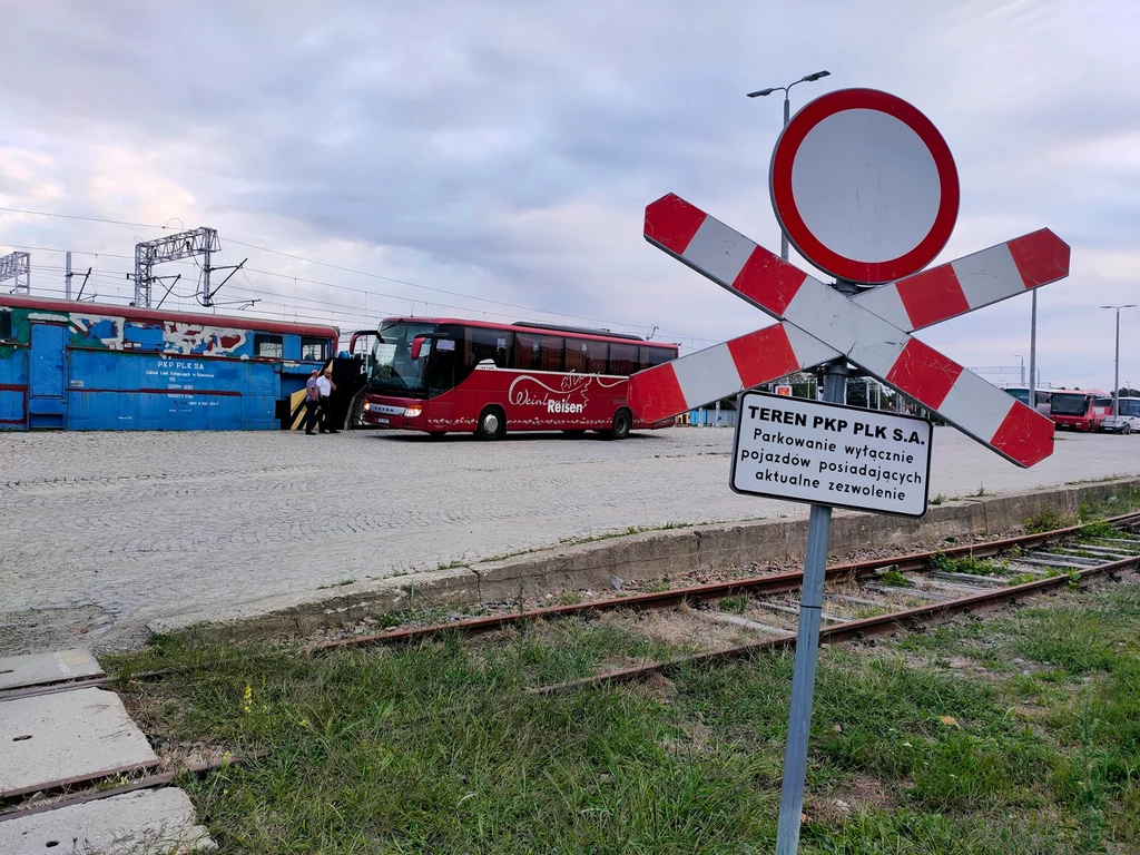 Z takiego placu w Rzeszowie odjeżdżają pojazdy zastępczej komunikacji autobusowej Polregio