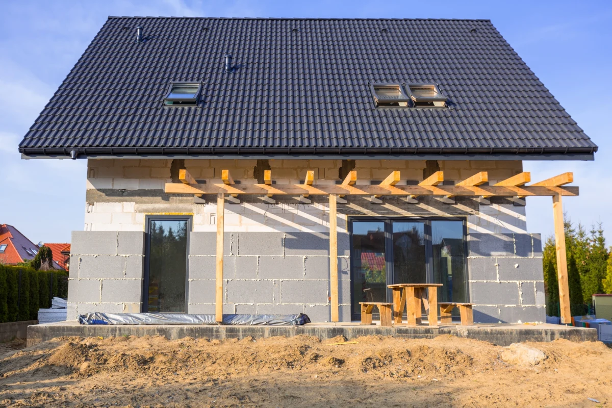 Wąskim gardłem są terminy ekip budowlanych, ale jeśli chodzi o materiały termoizolacyjne, to są one dostępne. Można skorzystać z narzędzi wsparcia dla termomodernizacji i przeprowadzić ją nawet własnymi siłami - powiedział "DGP" Piotr Uściński, wiceminister rozwoju i technologii.