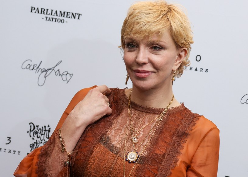 Courtney Love, wdowa po Kurcie Cobainie, skończyła pisać swoją biografię. Pierwotnie książka miała ukazać się w 2013 roku, ale wokalistka dopiero po 10 latach dokończyła dzieło. Nie wiadomo jeszcze, kiedy dokładnie ukaże się książka 58-latki.