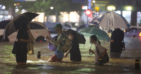 Co najmniej osiem osób zginęło w powodzi, do jakiej doszło w stolicy Korei Południowej, Seulu. Od poniedziałkowej nocy spadło tam 422 mm deszczu, przy czym opad godzinowy wyniósł 141,5 mm - najwięcej odkąd prowadzone są obserwacje. W reakcji władze wydały trzeci, najwyższy stopień zagrożenia.