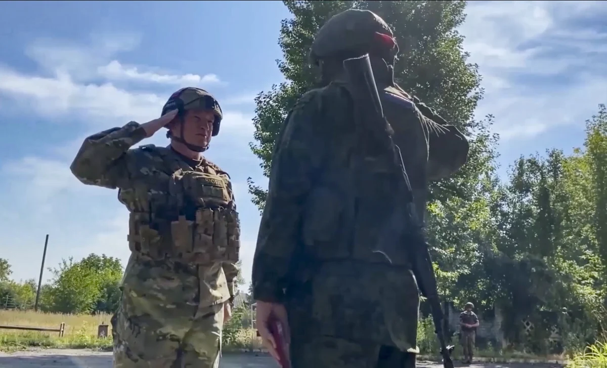 Ponad połowa Rosjan uważa, że "specjalna operacja wojskowa" (jak Kreml nazywa inwazję) w Ukrainie przeciągnęła się - wynika z sondażu grupy Russian Fields, którego wyniki cytuje "Kommiersant". Jednocześnie prawie 60 proc. poparłoby decyzję o rozpoczęciu "nowej ofensywy przeciwko Kijowowi", a 65 proc. zaaprobowałoby podpisanie porozumienia pokojowego.