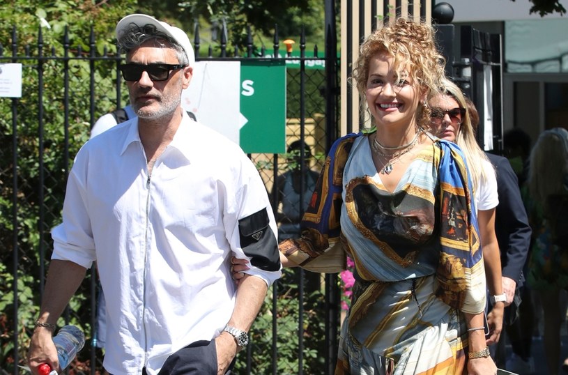 Od kilku miesięcy mówiło się o tym, że Rita Ora i Taika Waititi planują się pobrać. Według osób z najbliższego otoczenia piosenkarki, kameralna ceremonia już się odbyła.